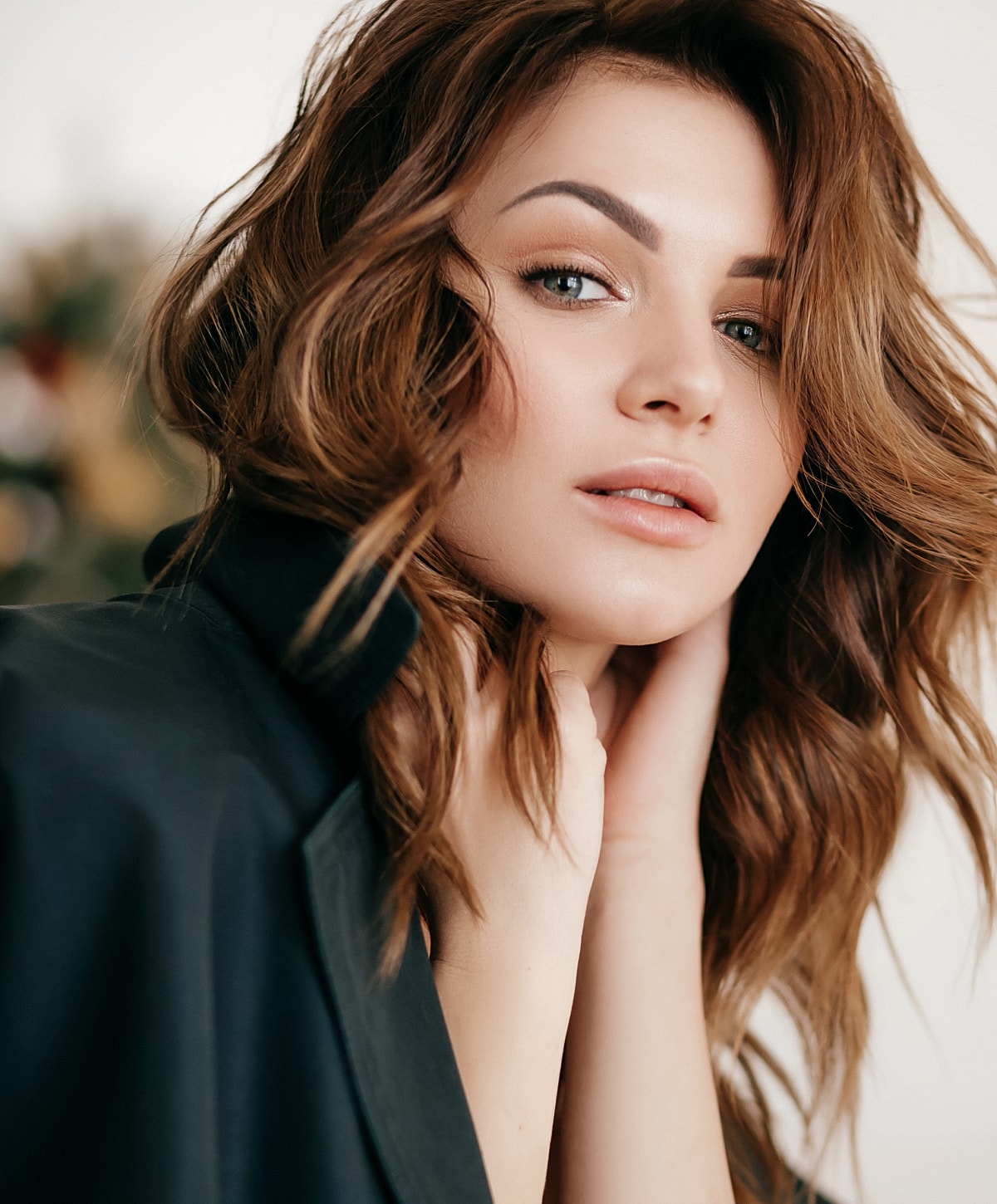 Woman with wavy hair and natural makeup.
